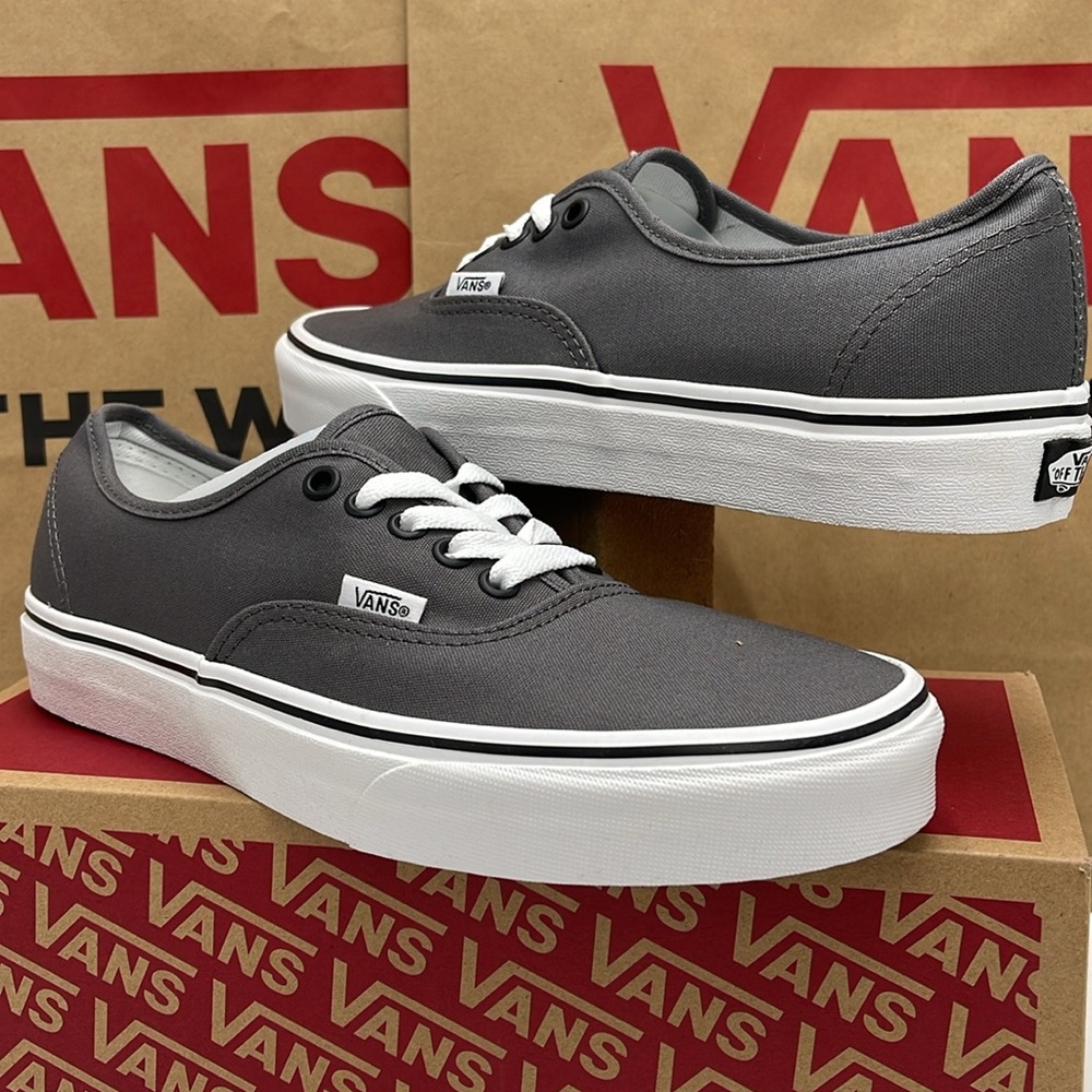 Vans Men’s Authentic Pewter/Black
VN000JRAPBQ
Sneakers - Picture 9 of 16